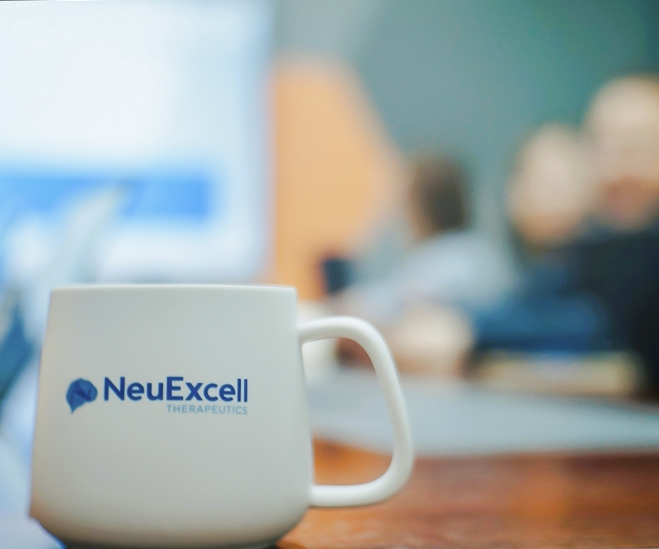 “在Neuexcell，有幸遇到许多“神”级同事，盼大伙儿“曦”手合作，共创神经修复大业。”